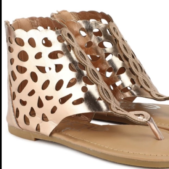NWT Bebe Girls Rose Gold Metallic Boho Perforated Cut Out Bootie Thong Sandals - Picture 3 of 7